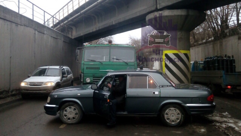 В Красноярске из-за аварии под Мичуринским мостом с утра была пробка
