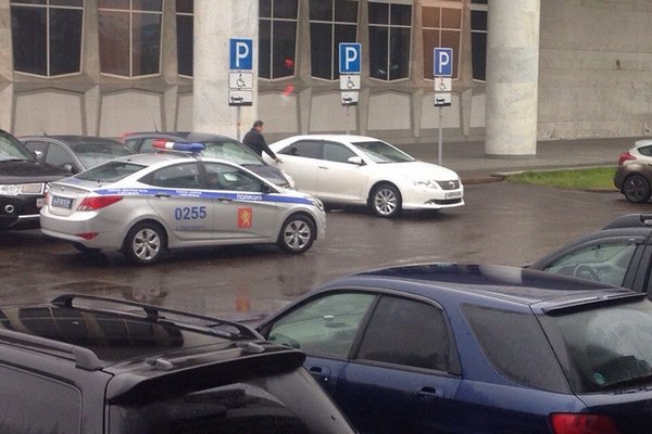 Водителя главы Красноярска Эдхама Акбулатова оштрафовали на 5 тыс. руб. за парковку в неположенном месте