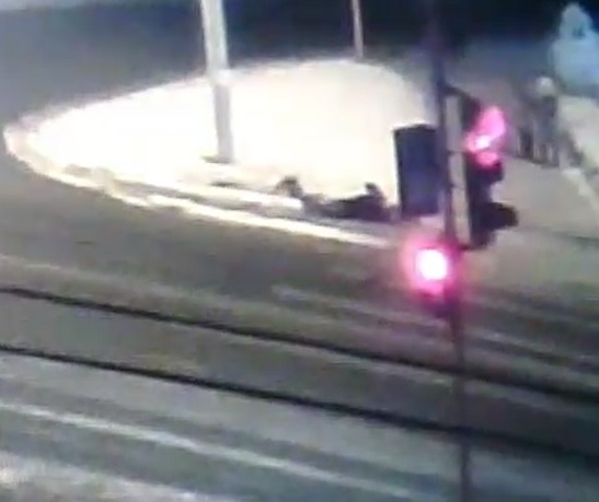 В Красноярске полицейские задержали водителя «Мерседеса», который сбил подростка, перебегавшего дорогу по переходу на «красный» 