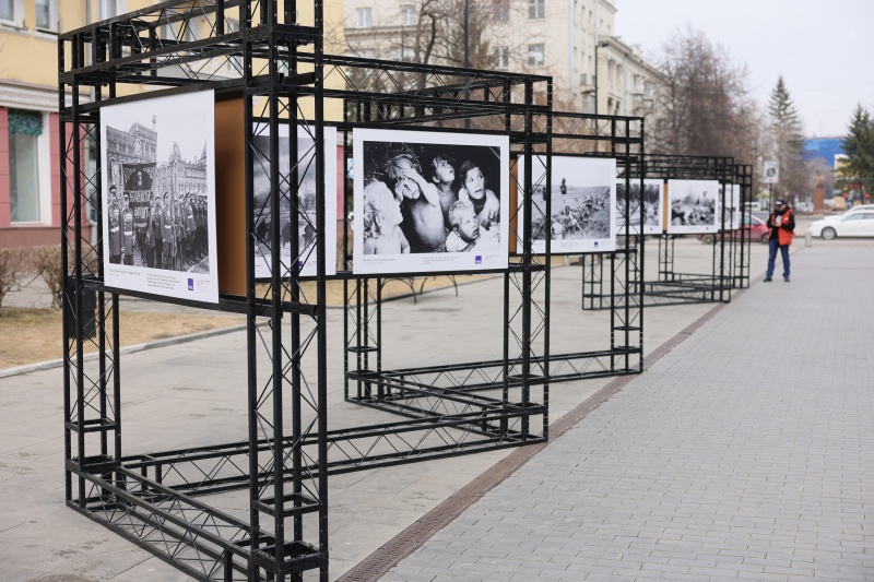 На улице Дзержинского открылась фотовыставка «Мы этой памяти верны»