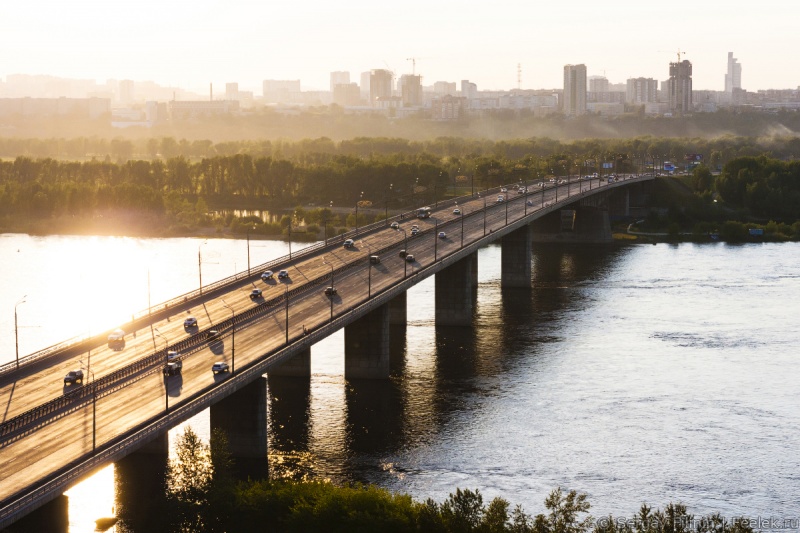 В Красноярске с Октябрьского моста упал мужчина