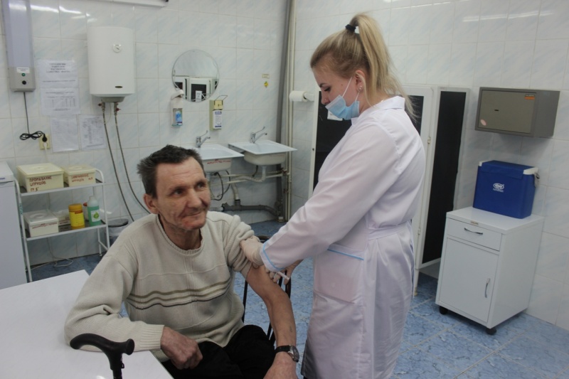 В Красноярском крае от коронавируса привили 45% пожилых граждан и инвалидов проживающих в домах-интернатах 