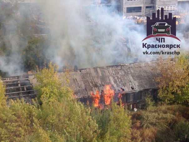 В Красноярске на правобережье загорелся деревянный жилой дом, а на левобережье баржа