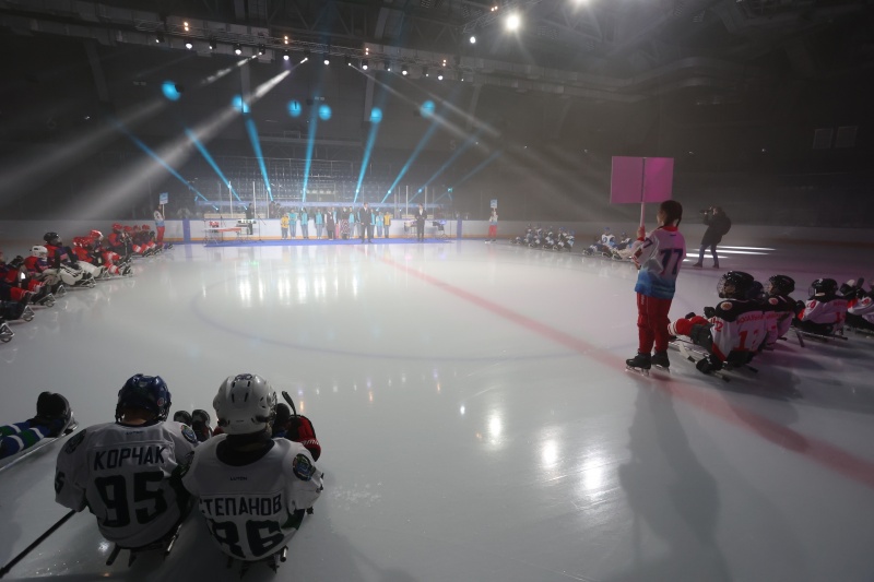 Вчера прошли первые игры турнира по следж-хоккею «Енисейский лед»