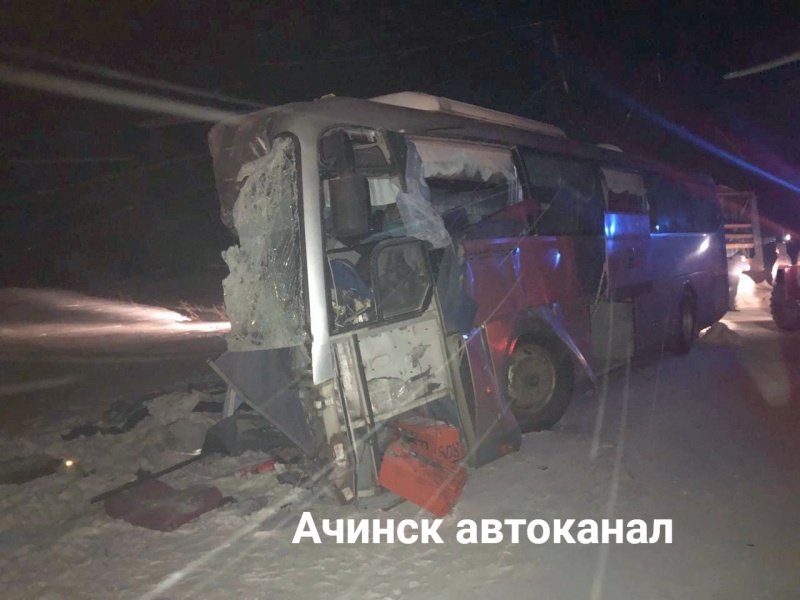 В Красноярском крае в ДТП с междугородним автобусом и фурой погибли три человека