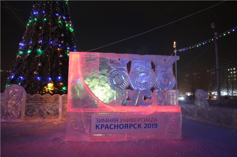 В Красноярске вырезали четырехметровую скульптуру медалей Универсиады-2019