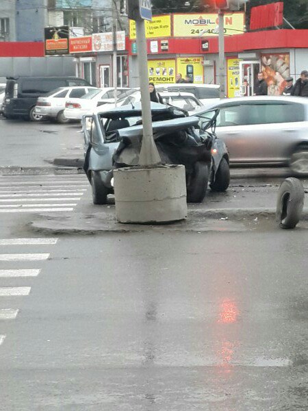 В Советском районе Красноярска произошла серьезная авария с участием трех автомобилей