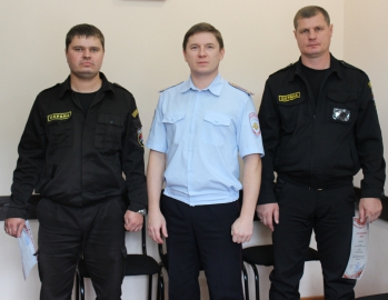 В Лесосибирске полицейские поблагодарили сотрудников охранного предприятия за оказанную помощь в раскрытии разбойного нападения
