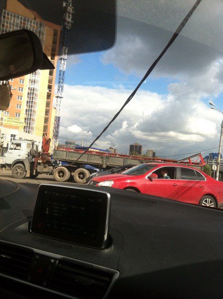 В Красноярске «КАМАЗ» оборвал электропровода