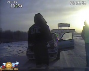 Под Красноярском инспекторы ГИБДД не дали людям замёрзнуть на дороге 