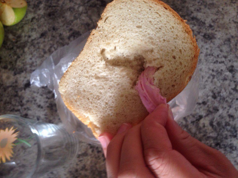 Жительница Красноярска нашла в хлебе кусок резины