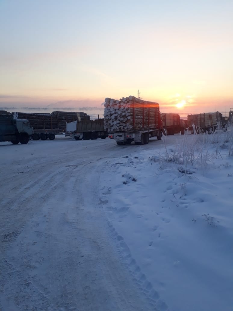 В Красноярском крае выстроилась пробка из грузовиков