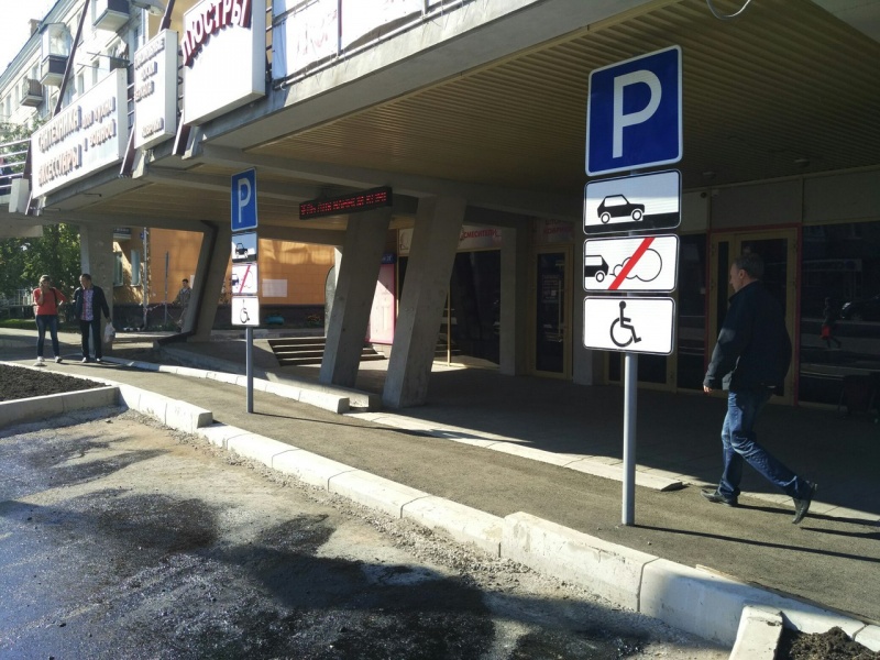 В Красноярске на проспекте Свободный дорожные знаки поставили прямо на тротуаре