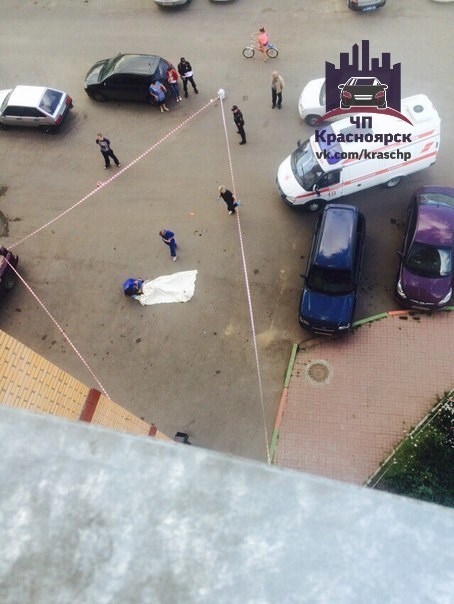 В микрорайоне Солнечный в Красноярске из окна 17 этажа выпала девушка