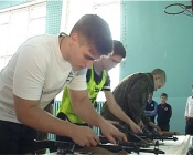 Назаровские школьники мерялись силами с солдатами Ачинского полка