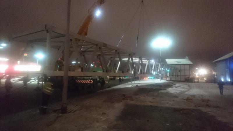 В Красноярске мост перебросили через дорогу в течение часа