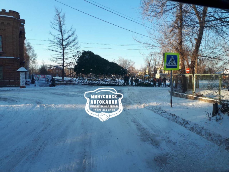 В Красноярском крае разбушевавшийся ветер снёс монтируемую новогоднюю ёлку