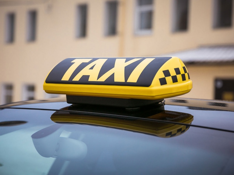 В Красноярске задержали таксиста, незаконно перевозившего пассажира