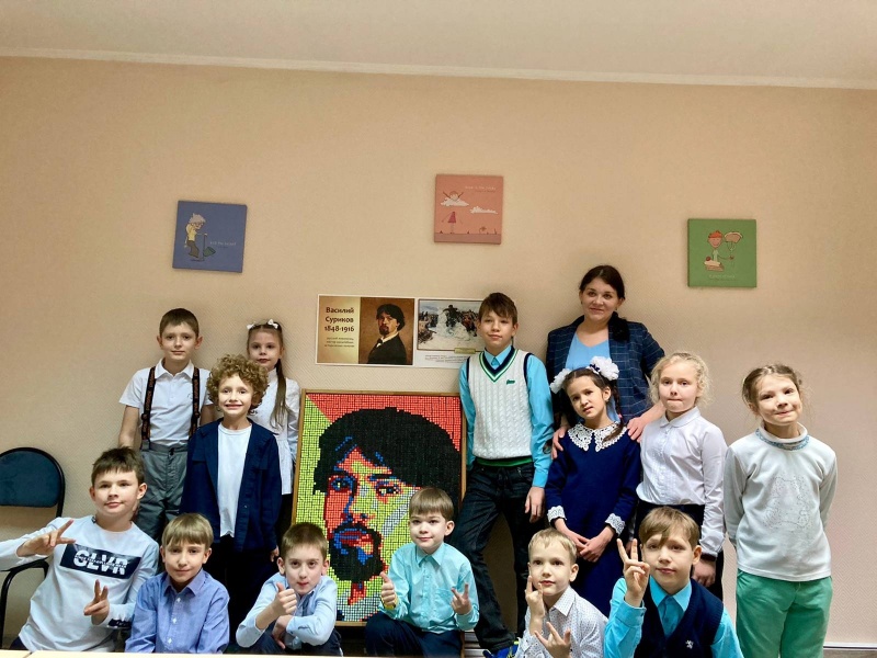 Школьники собрали портрет из кубиков Рубика