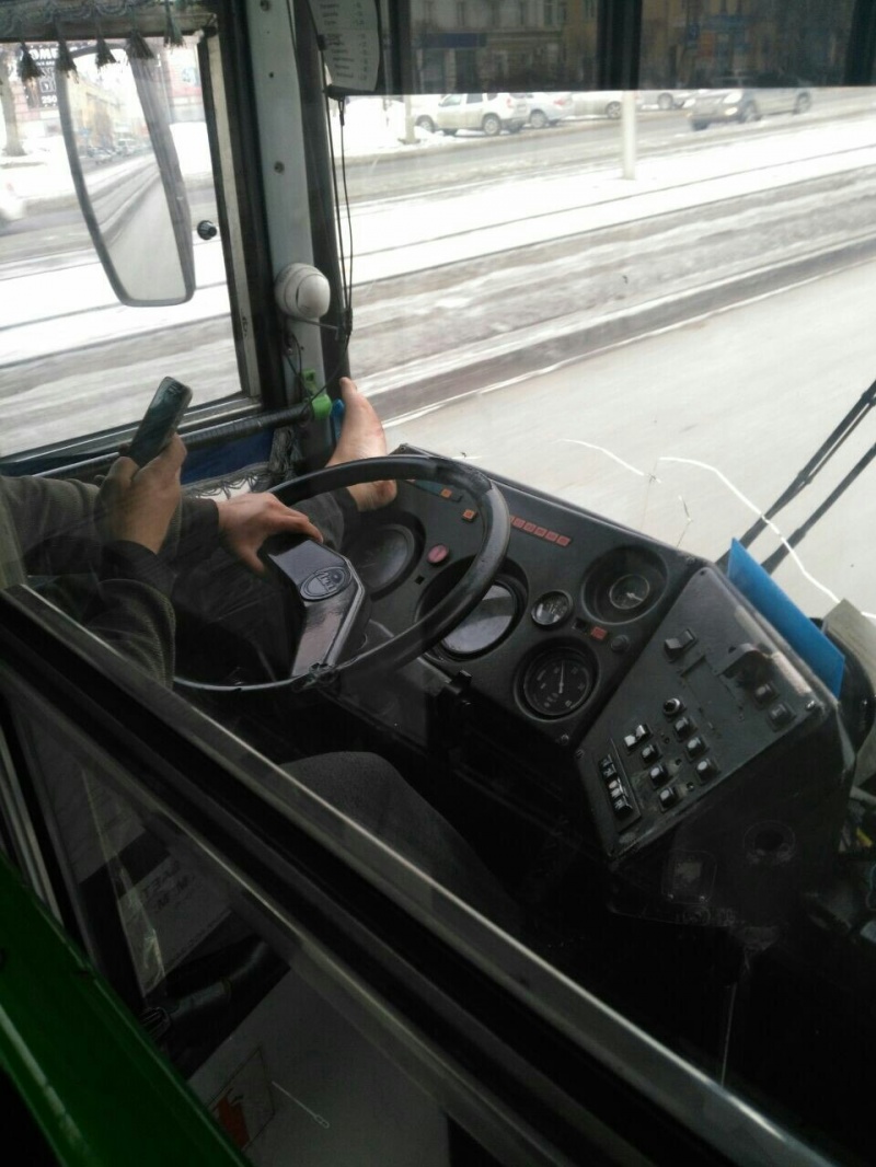 Очередного водителя автобуса, который им управлял с босой ногой на панели и телефоном в руках, сфотографировали пассажиры 