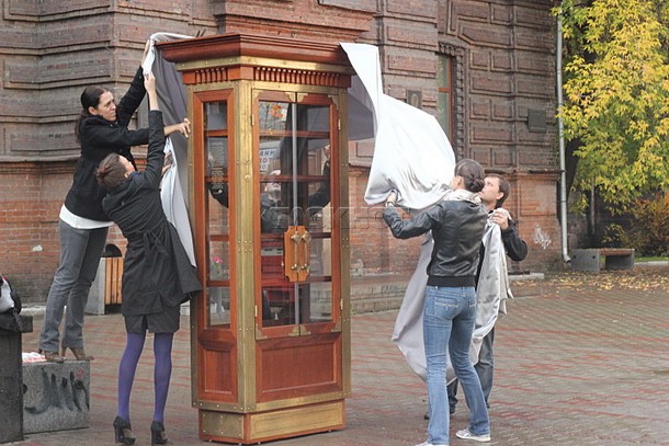 Неизвестные вандалы разбили книжный шкаф в центре Красноярска