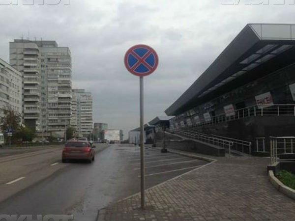 Власти Красноярска объяснили запрет на парковку на ул. Дубровинского в Красноярске незаконностью парковки
