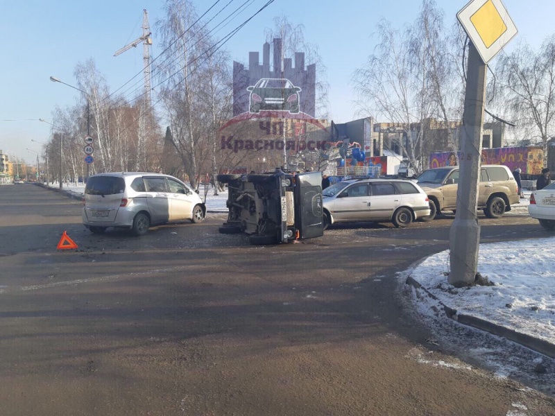 В Красноярске в результате аварии на правобережье перевернулась машина