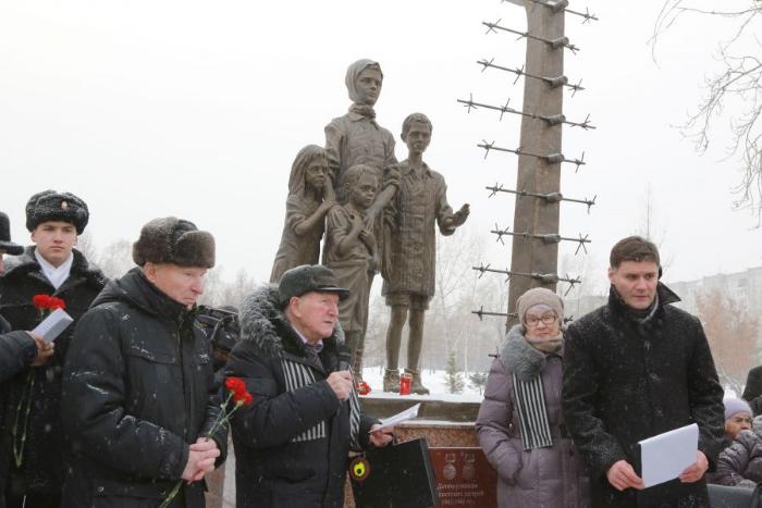 В Красноярске торжественно открыли памятник детям-узникам концлагерей 