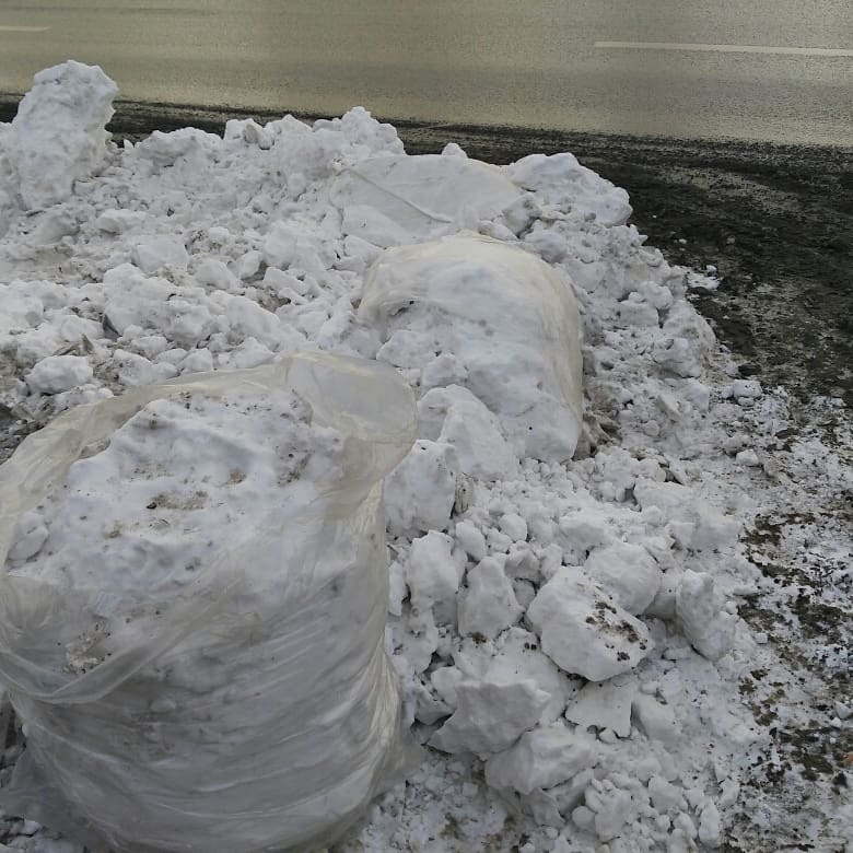 В Красноярск мешками завозят белый снег