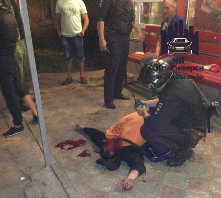 В Красноярске двое местных жителей жестоко избили сидевшего на скамейке мужчину