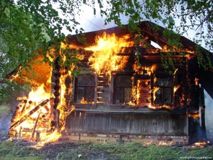 На дачах в Октябрьском районе Красноярска пожар уничтожил дачные постройки 