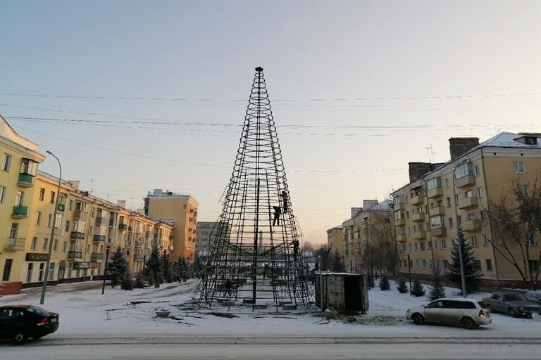 В Ленинском районе начали строить ледовый городок 