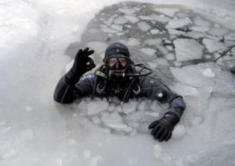 Красноярские спасатели-водолазы провели тренировку при аномальном морозе
