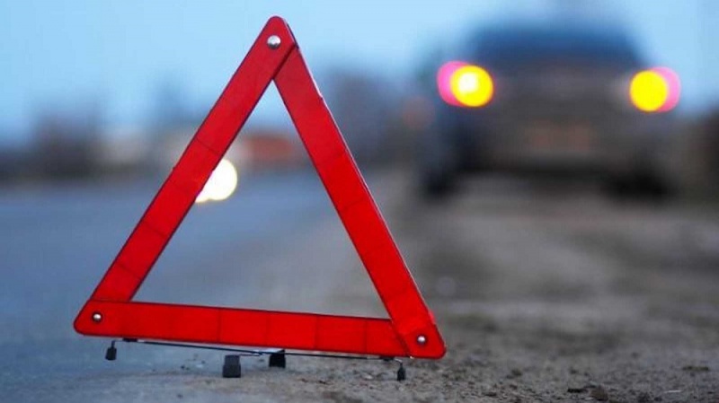 Два человека погибли и двое пострадали в ДТП с участием иномарки и грузовиков в Красноярском крае