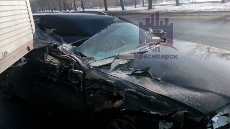 В Красноярске произошло серьёзное ДТП грузовика и легковушки