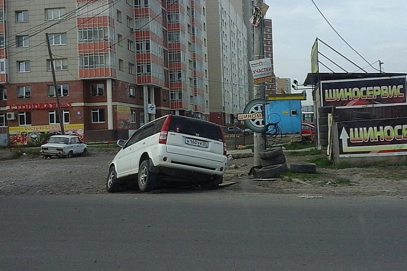В Красноярске Honda HR-V провалилась колесом в незакрытый люк