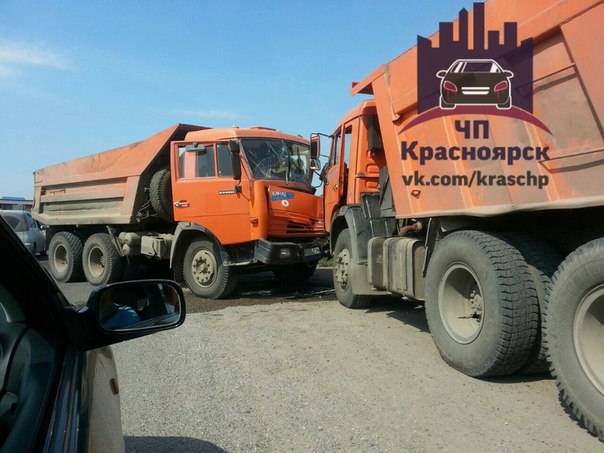 Столкновение двух КАМАЗов осложнило дорожную обстановку на выезде из города