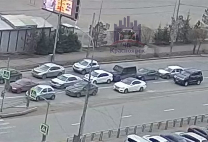 В Красноярске водитель разогнался прямо на светофоре