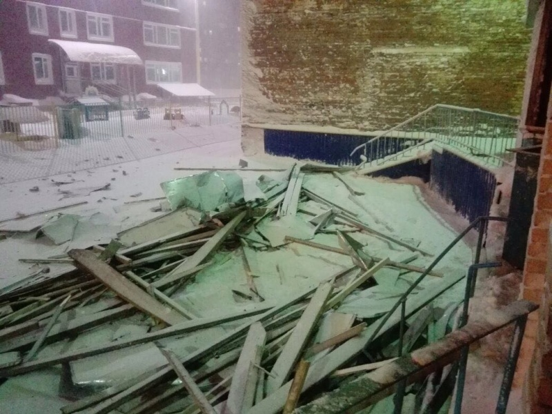 В Норильске Красноярского края сильнейший ветер сорвал крышу с жилого дома