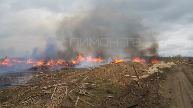 В Красноярском крае горят отходы лесопереработки