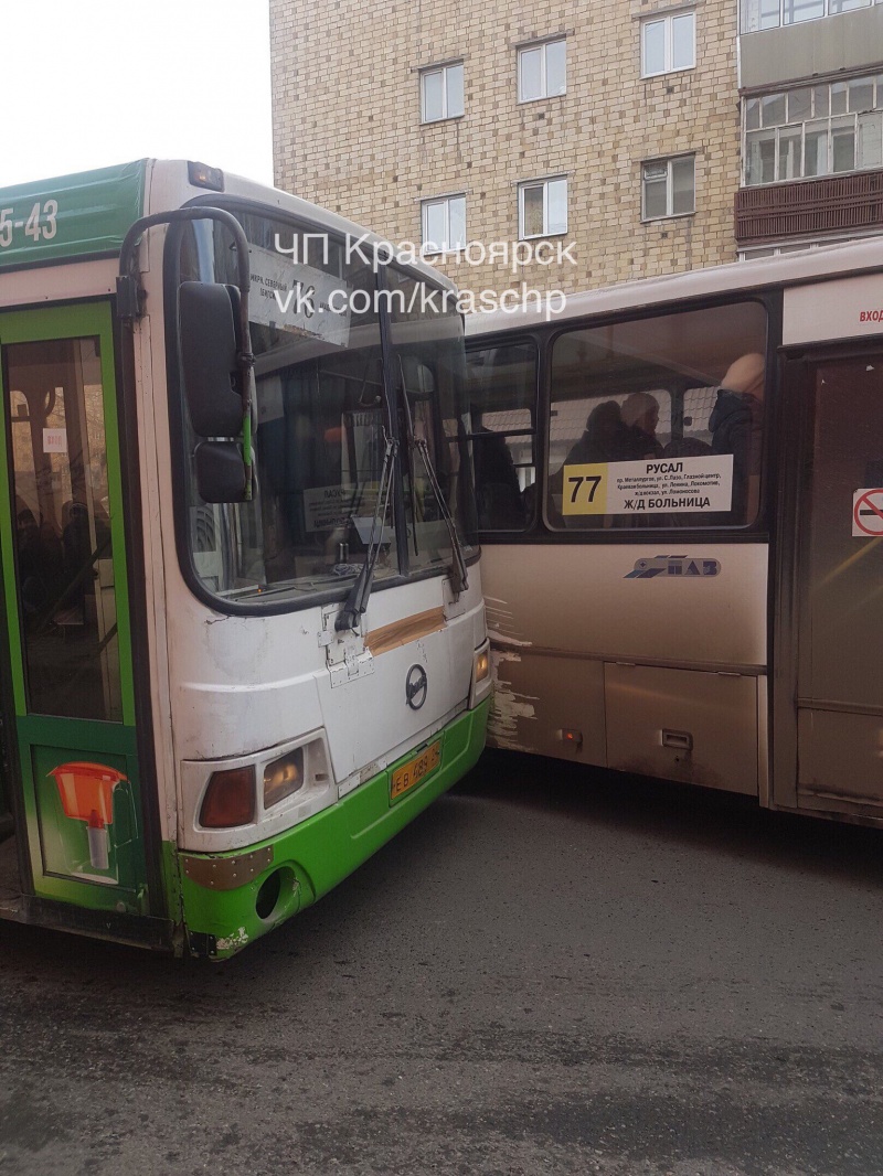 На остановке в центре Красноярска столкнулись два пассажирских автобуса -  Столица 24