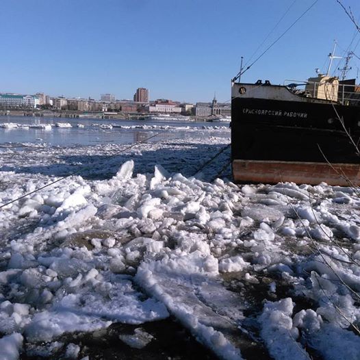 Кромка енисея на сегодня. Енисей вскрывается. Ледоход в Овсянке на Енисее Мана. Ледоход на Енисее с мая по. Кромка ледохода на Енисее 2022 год.