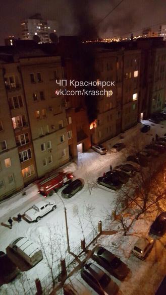 В Красноярске из-за курильщика случился пожар в двух квартирах