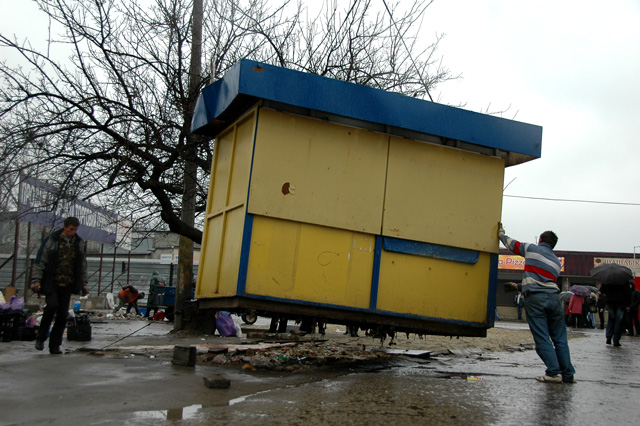 В Кировском районе продолжается работа по добровольному демонтажу самовольно размещенных временных объектов