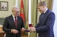 Губернатору Александру Уссу вручили нагрудный знак МИД России