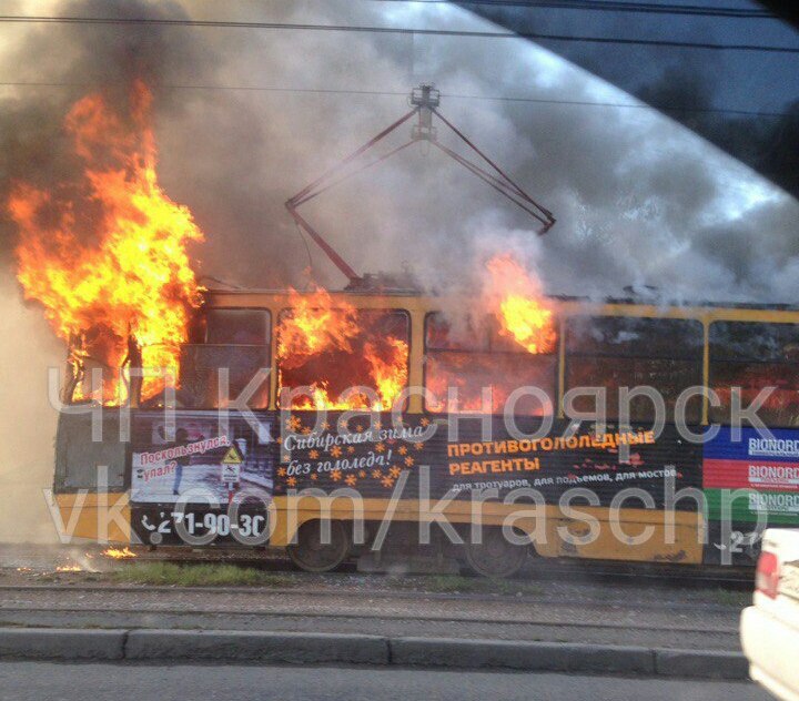 На правобережье Красноярска на ходу загорелся трамвай 