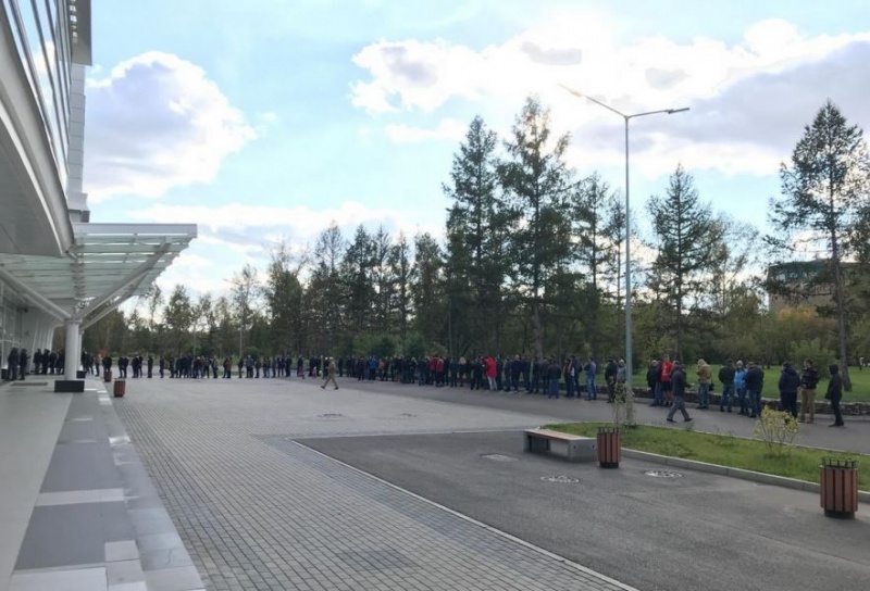 В Красноярске выстроилась очередь за билетами на футбольный матч "Енисей" - "Урал"