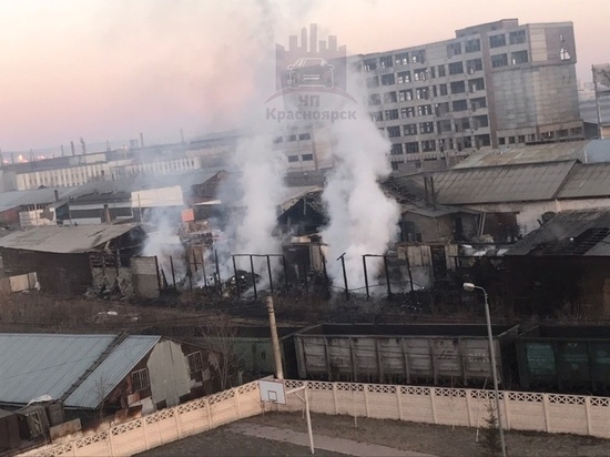 Цех по производству стеклотары сгорел на правобережье Красноярска