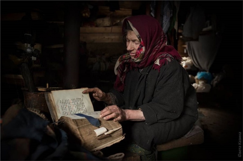 Отшельница Агафья Карповна Лыкова,читает старую Библию.