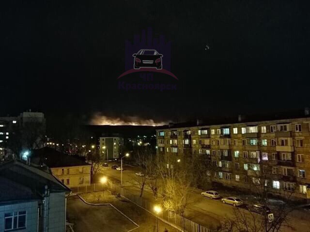 На правобережье Красноярска ночью горела гора в районе Черёмушек